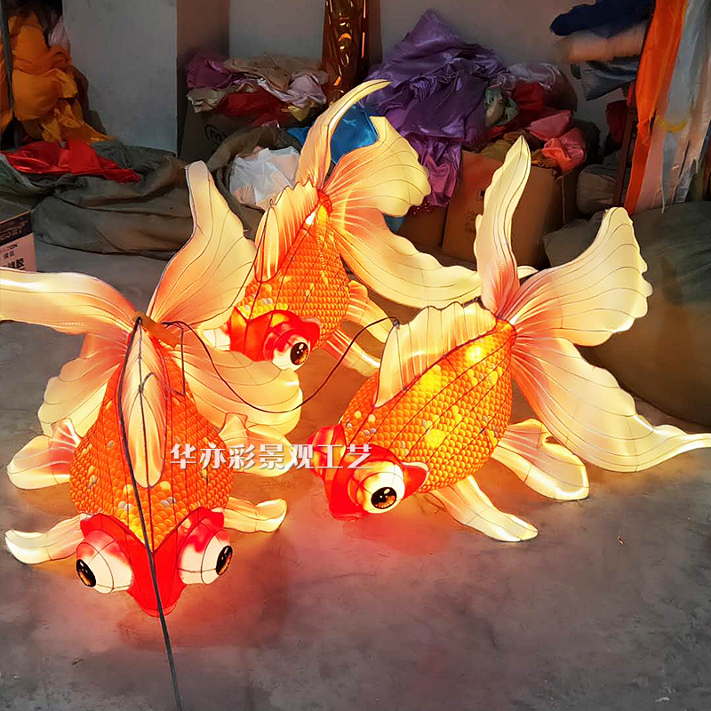 花燈廠家現場制作的魚花燈
